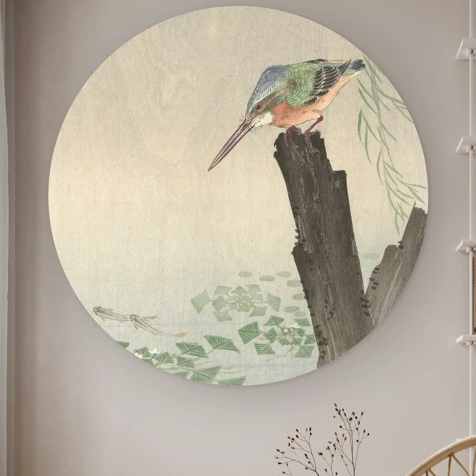 Ohara koson ijsvogel als muurcirkel: ijsvogel op een donkere boomstronk boven het water