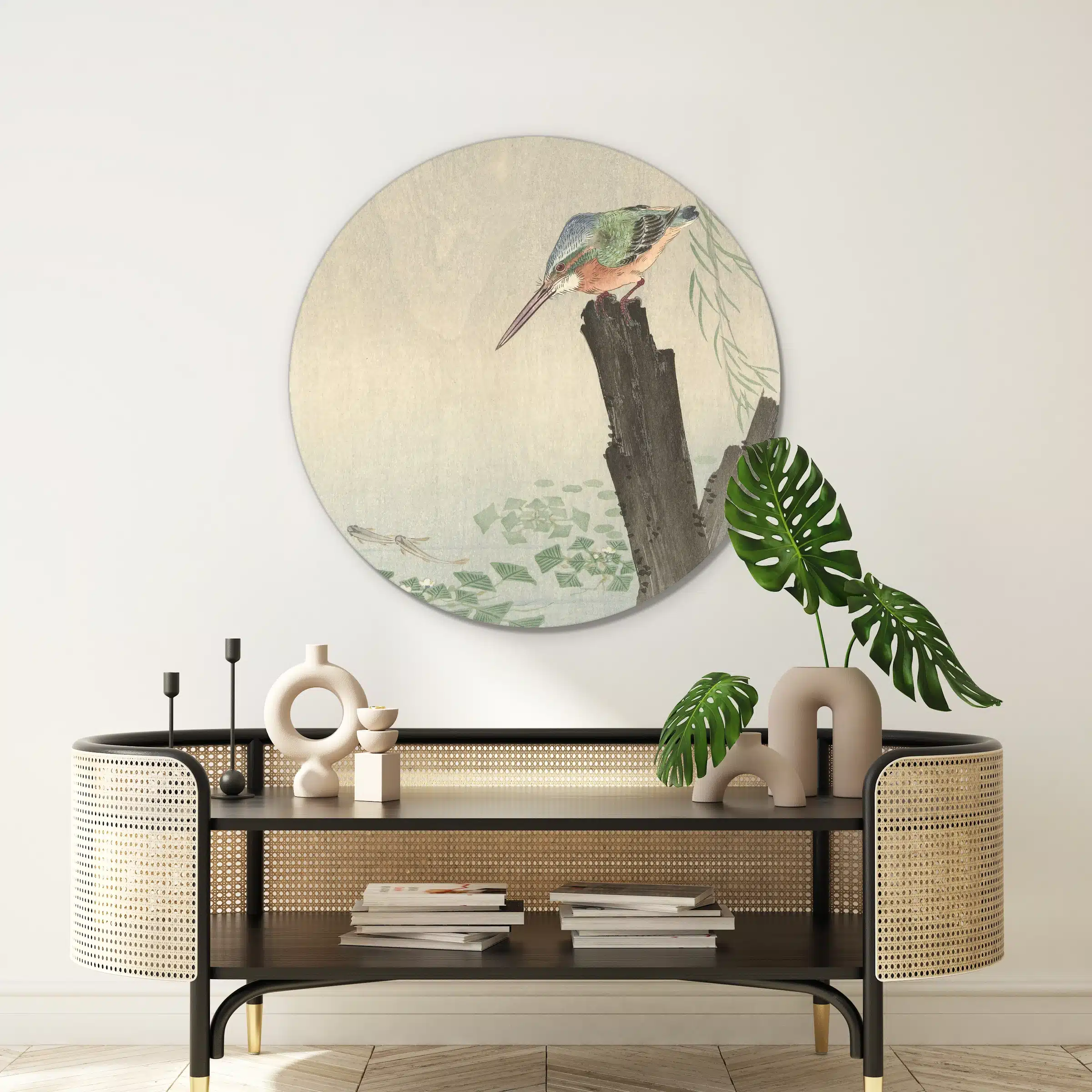 Ohara koson ijsvogel als muurcirkel boven een rotan console