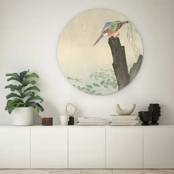 Ohara koson ijsvogel als muurcirkel boven een witte kast