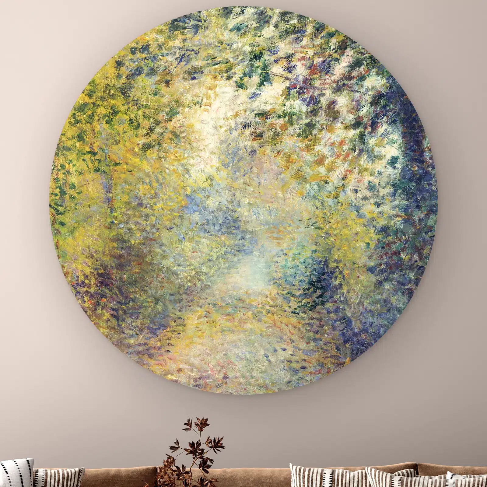 Renoir schilderij als muurcirkel: zonlicht op een bospad in losse toetsen geel, groen en blauw, In het bos van Renoir