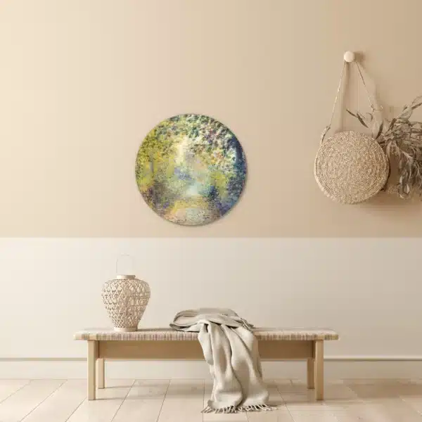 Renoir schilderij als muurcirkel in een lichte hal boven een houten bankje