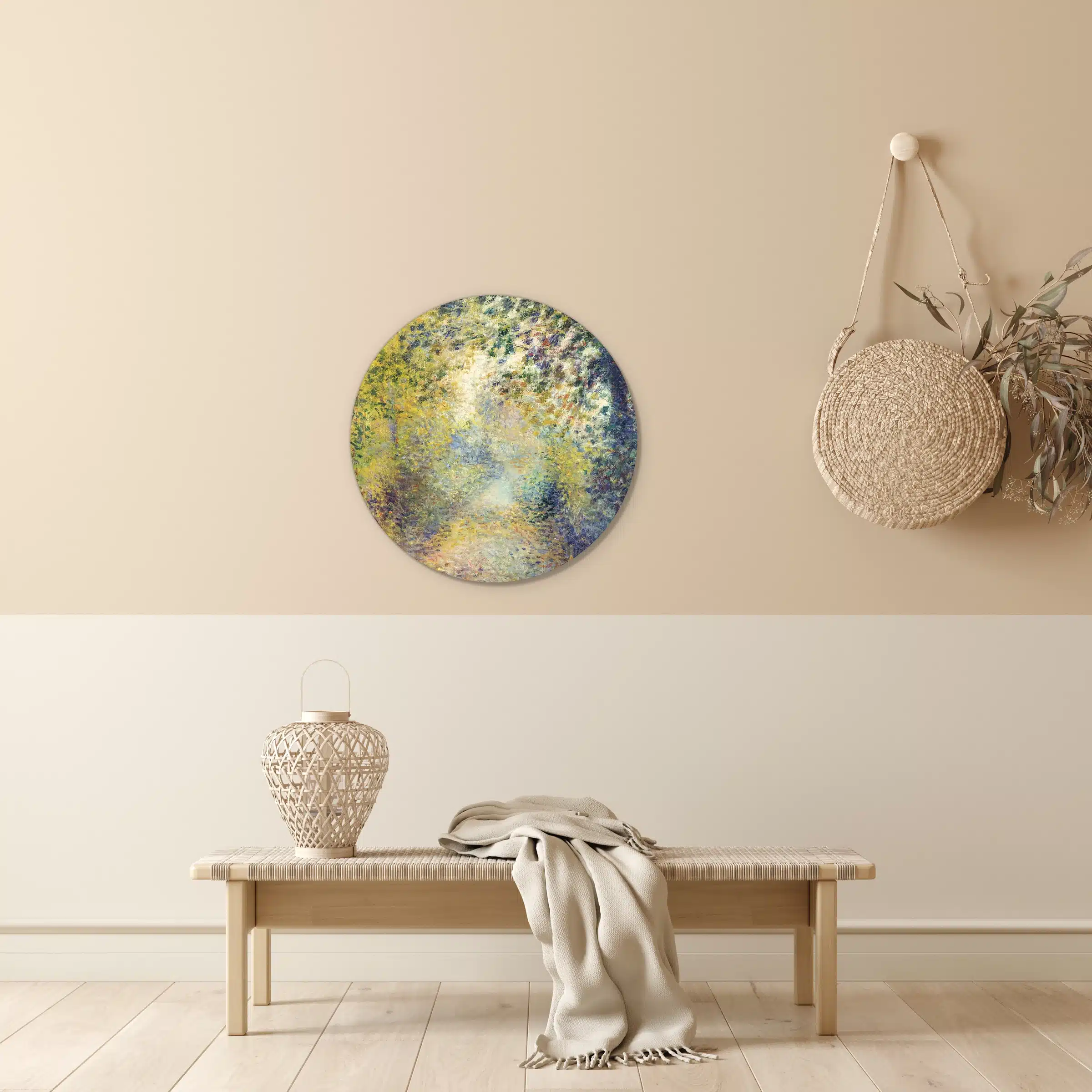 Renoir schilderij als muurcirkel in een lichte hal boven een houten bankje