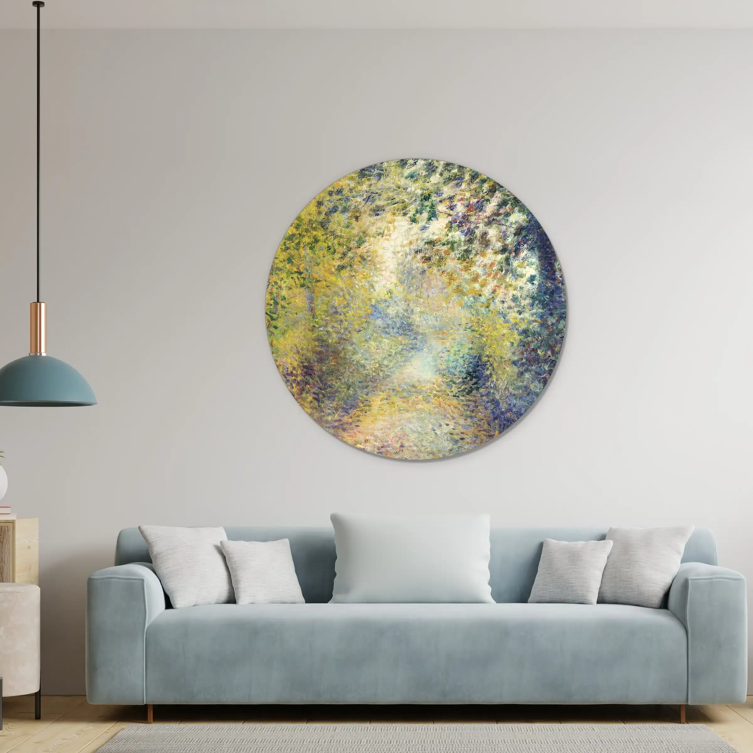 Renoir schilderij als muurcirkel in een lichte woonkamer boven de bank