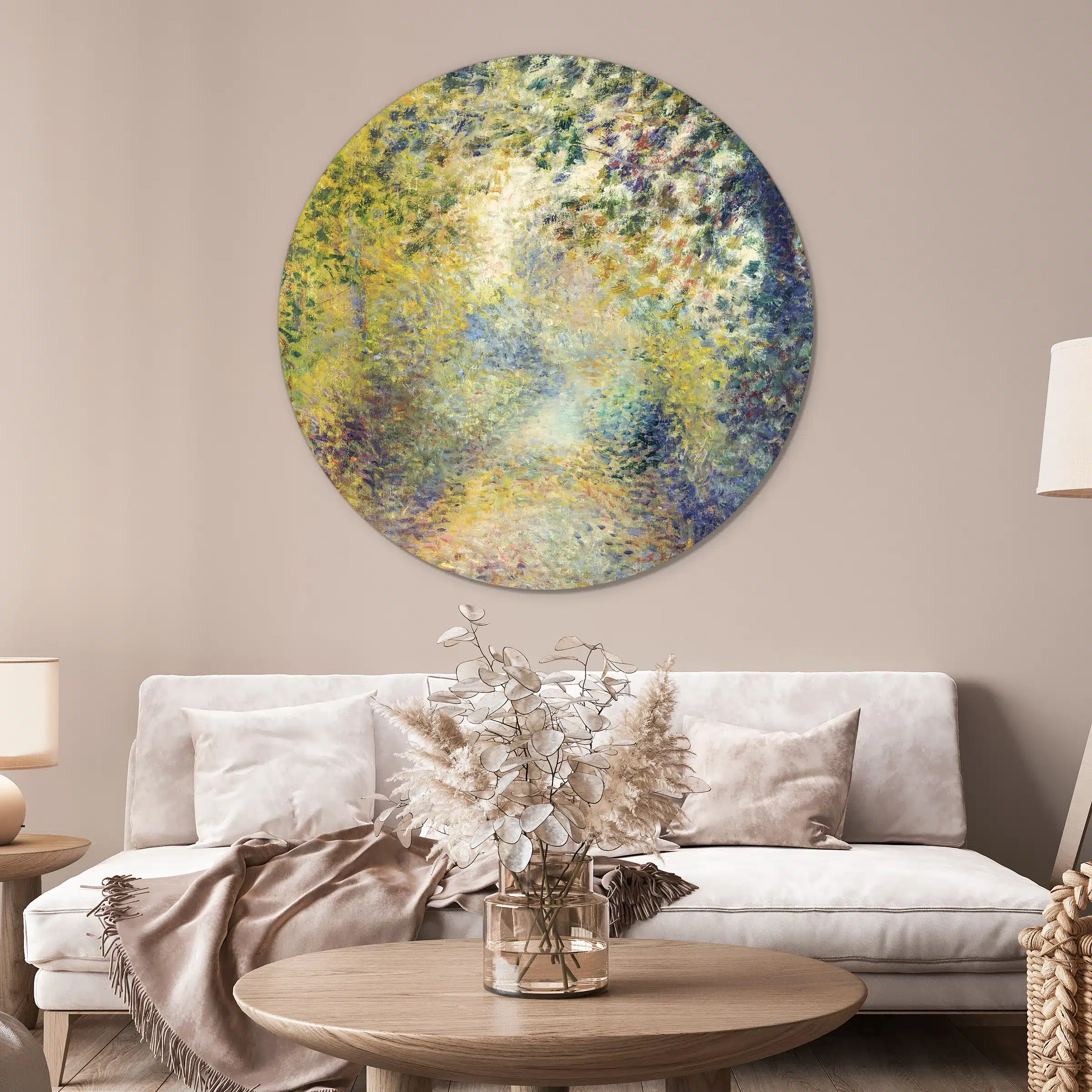 Renoir schilderij als muurcirkel in een lichte woonkamer boven de bank