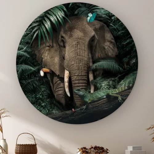 Muurcirkel Jungle olifant aan de muur boven een kast met een rieten mandje