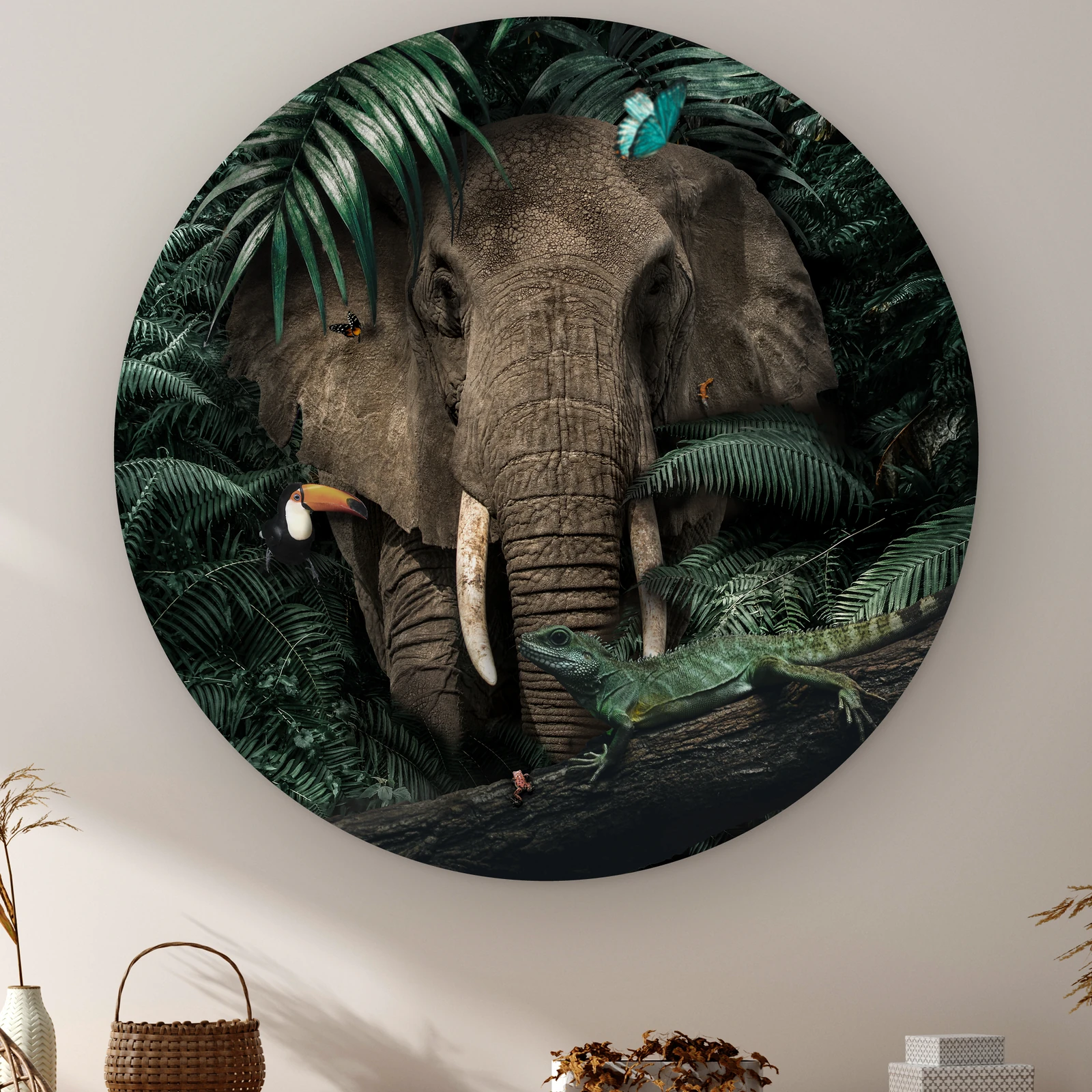 Muurcirkel Jungle olifant aan de muur boven een kast met een rieten mandje