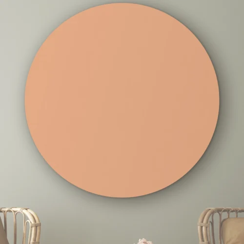 Muurcirkel Licht nude pink aan de muur boven twee rotan stoelen
