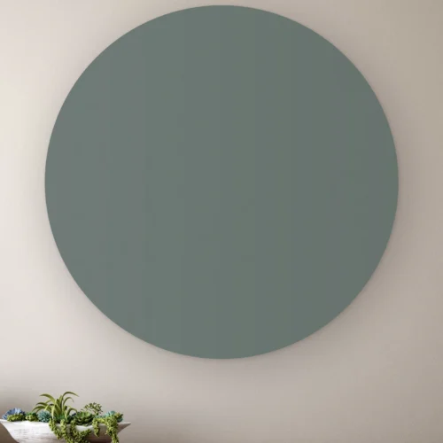 Muurcirkel Licht petrol aan de muur boven een houten dressoir met planten
