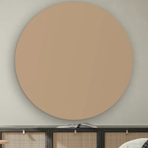 Muurcirkel Licht taupe aan de muur boven een dressoir met rotan deurtjes
