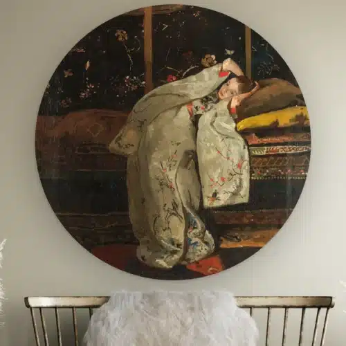 Meisje in witte kimono als muurcirkel: jonge vrouw in een witte kimono op een divan