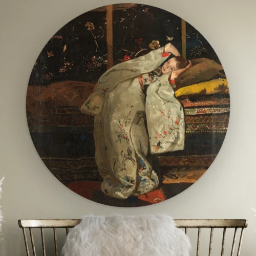 Meisje in witte kimono als muurcirkel: jonge vrouw in een witte kimono op een divan