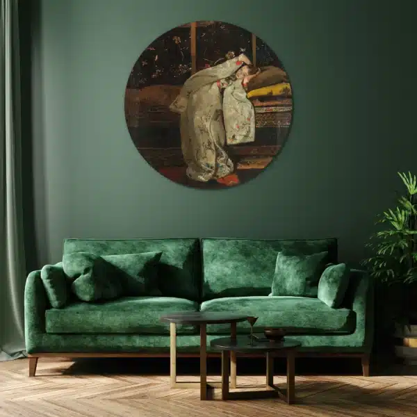 Meisje in witte kimono als muurcirkel aan een groene muur boven een fluwelen bank