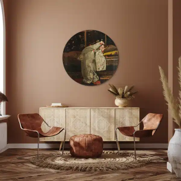 Meisje in witte kimono als muurcirkel aan een terracotta muur boven een dressoir