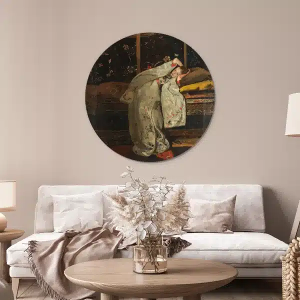 Meisje in witte kimono als muurcirkel in een lichte woonkamer boven de bank