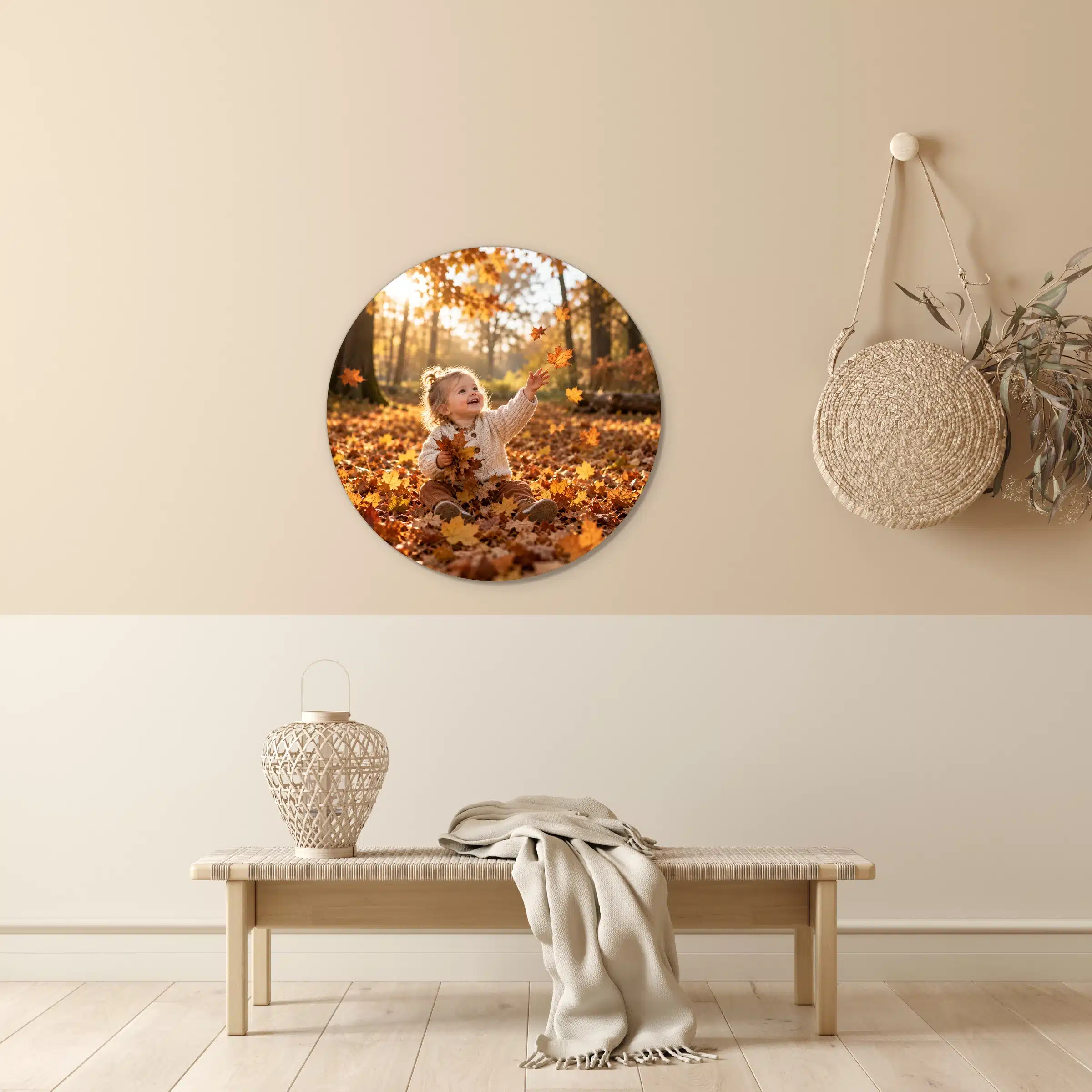 Muurcirkel met eigen foto aan de muur boven een geweven bankje tegen een beige muur