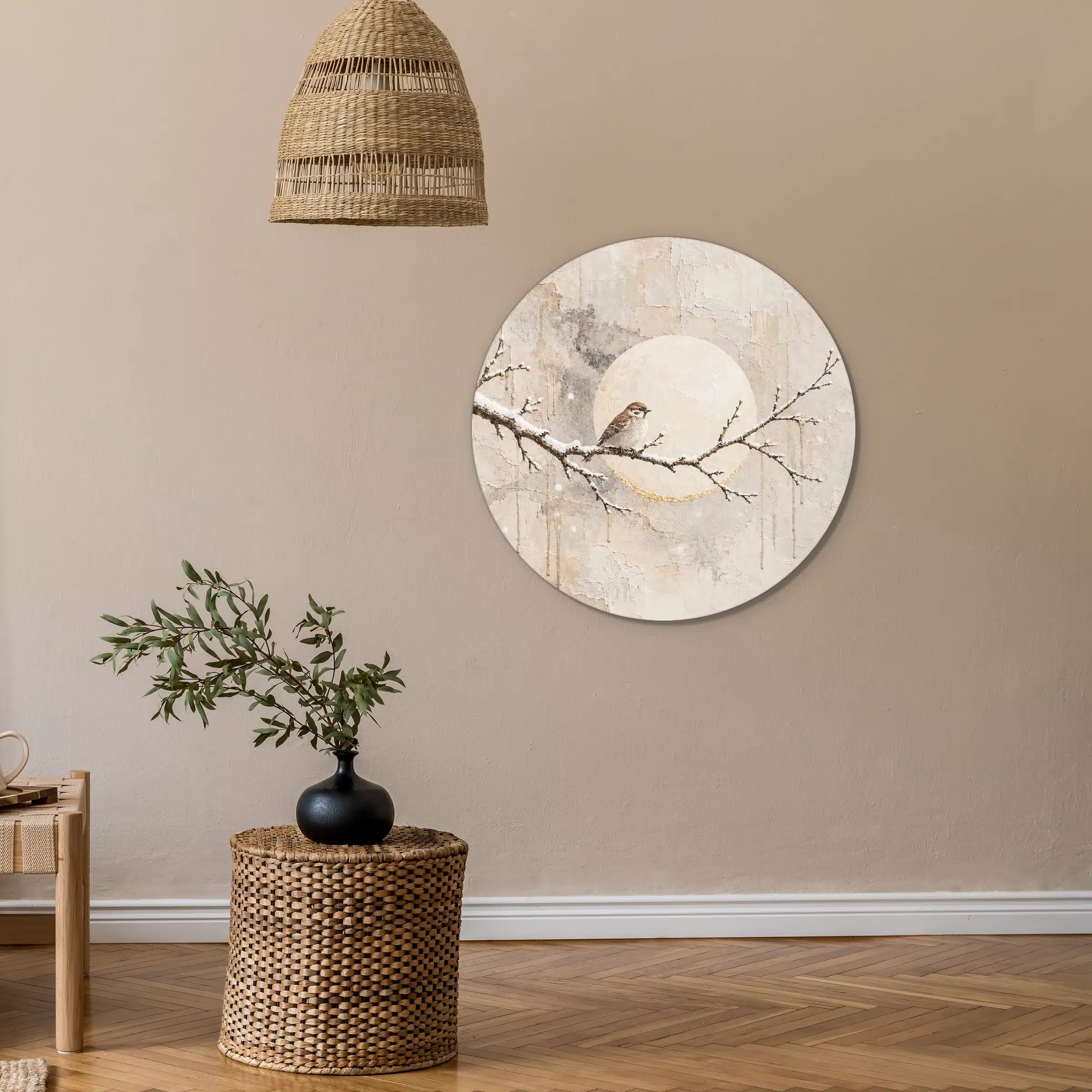 Schilderij vogel op tak als muurcirkel aan een zandkleurige muur