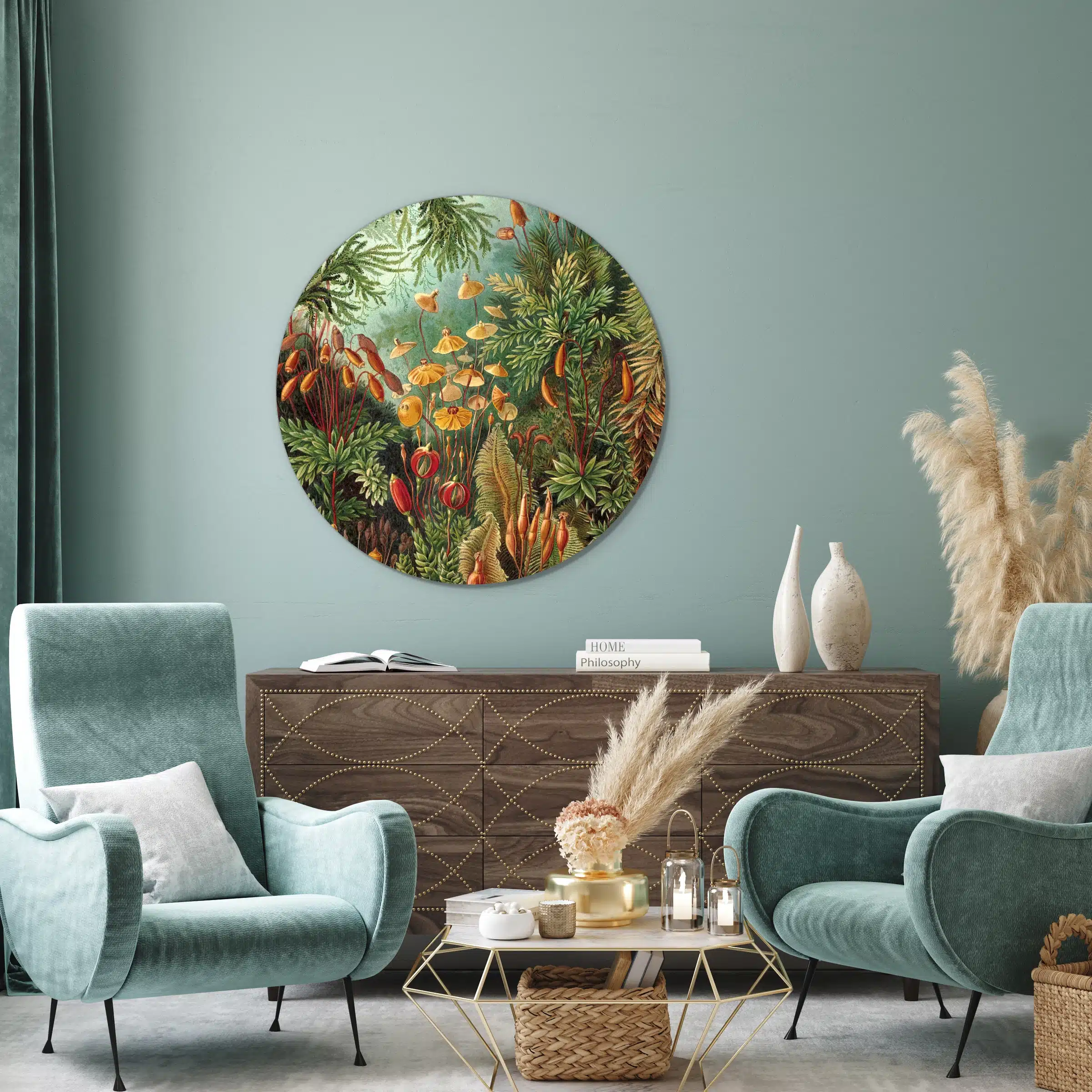Muurcirkel Muscinae van Haeckel boven een notenhouten dressoir tussen twee mintgroene fluwelen fauteuils