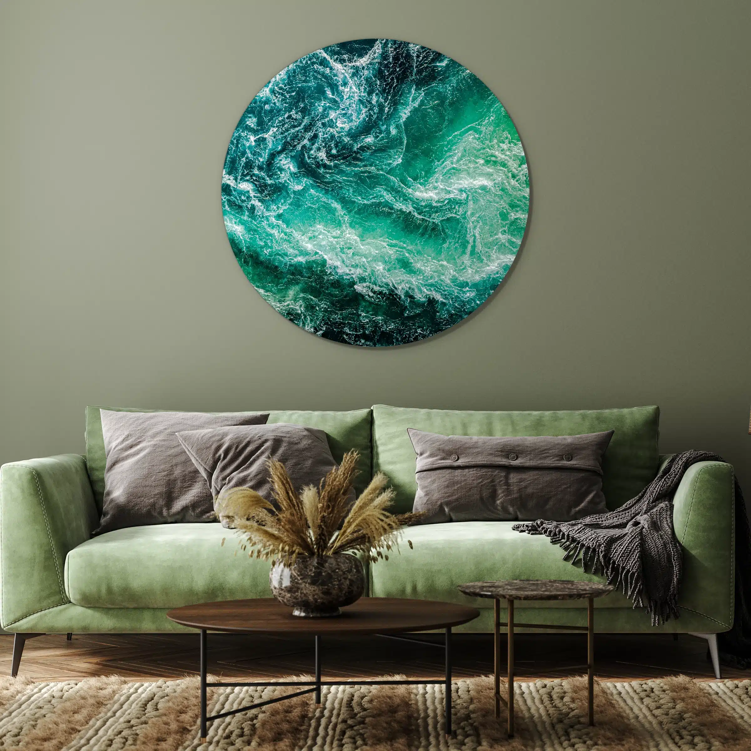 Muurcirkel oceaan met groenblauw schuimend water boven een saliegroene bank tegen een groengrijze muur