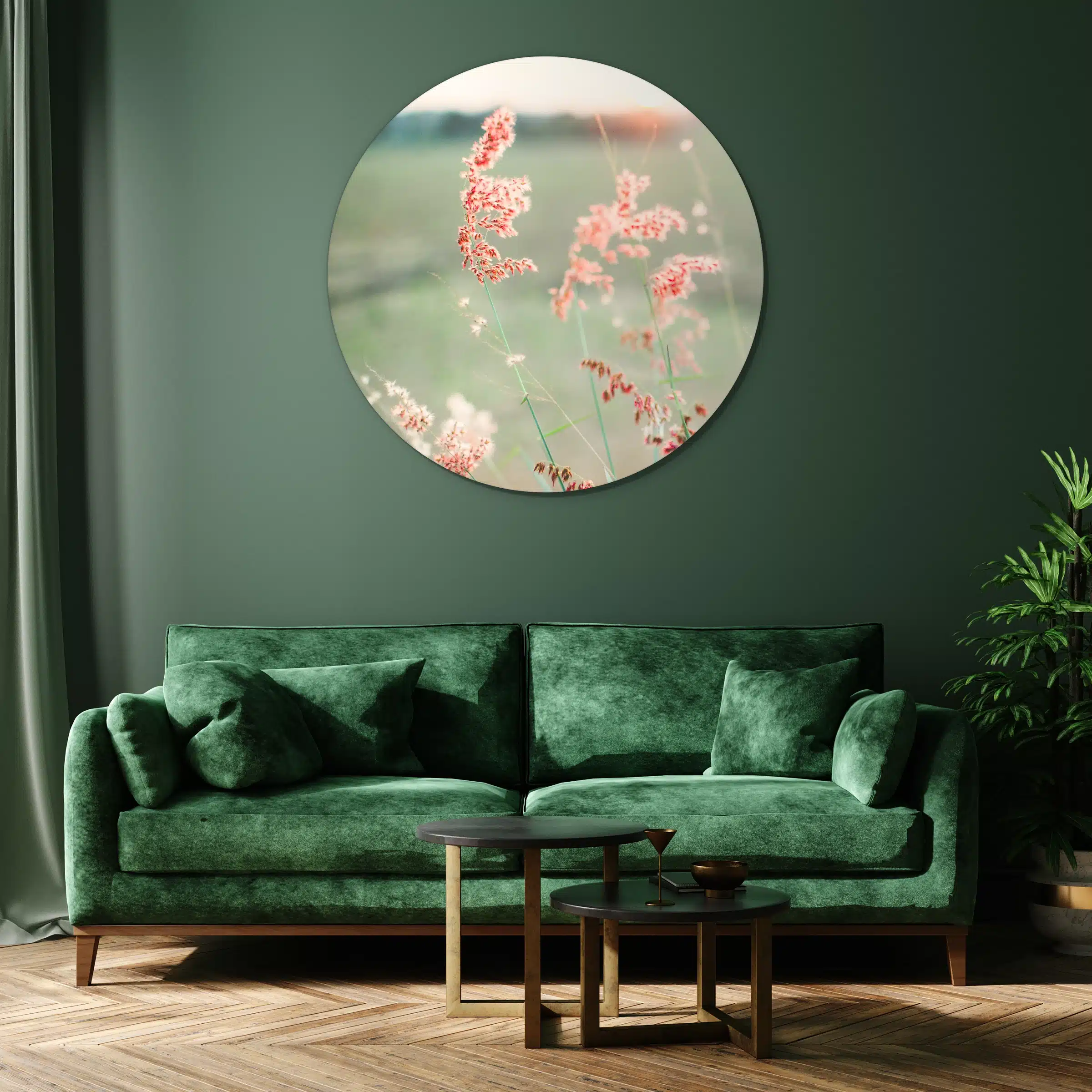 Muurcirkel roze gras aan een donkergroene wand boven een groene fluwelen bank