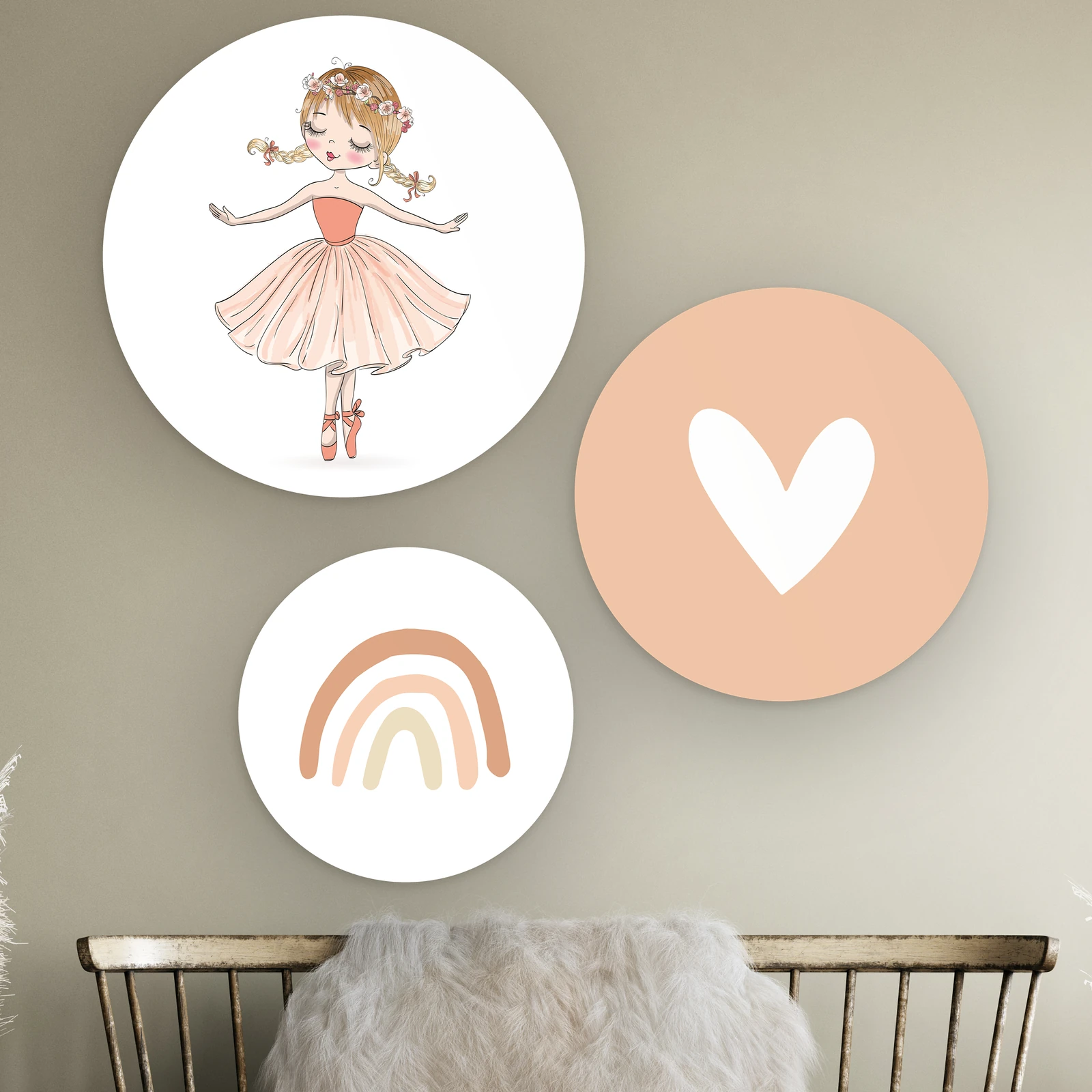 Muurcirkel set Ballerina aan de muur boven een houten bankje met schapenvacht