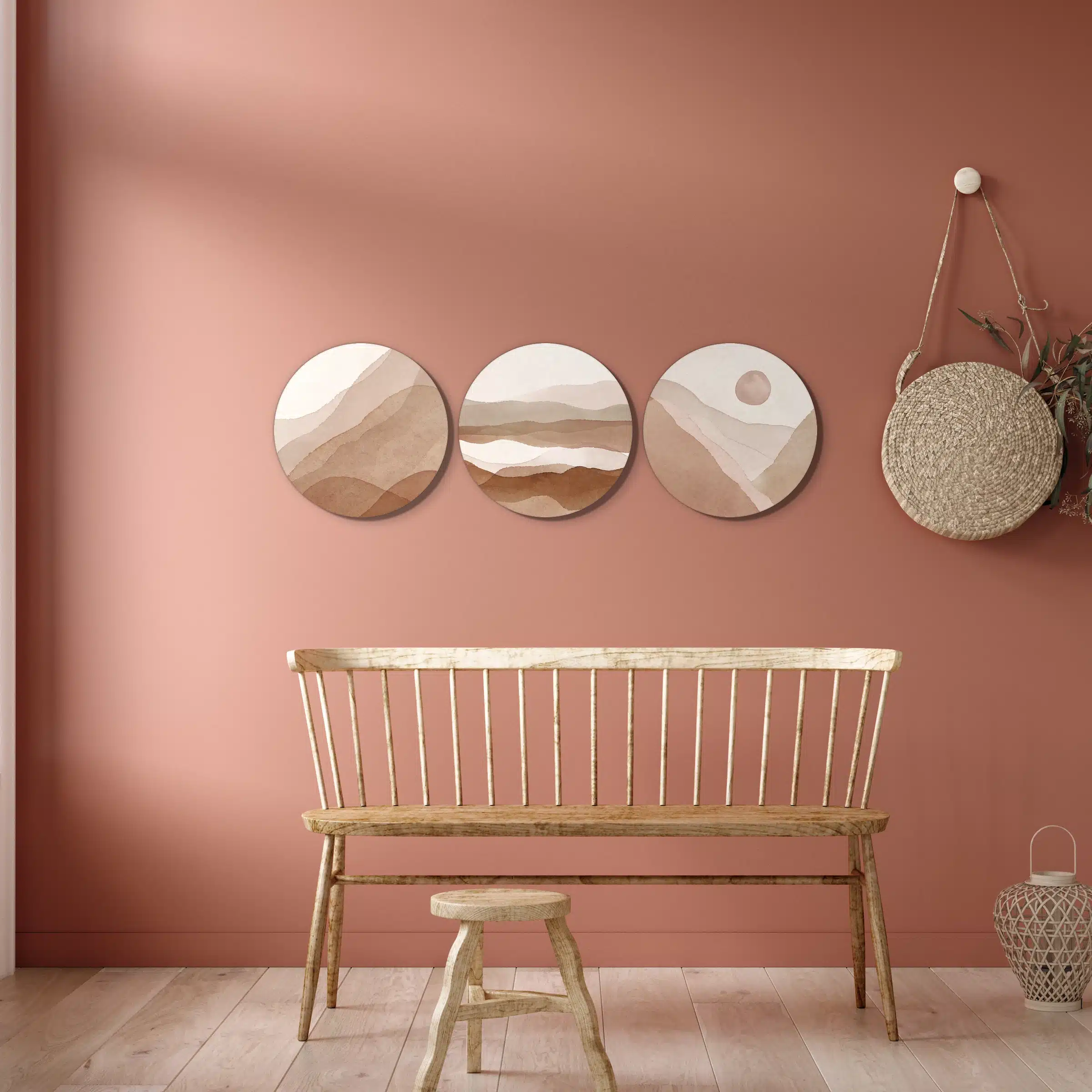 Abstracte muurcirkel set aan een terracotta muur boven een houten bank