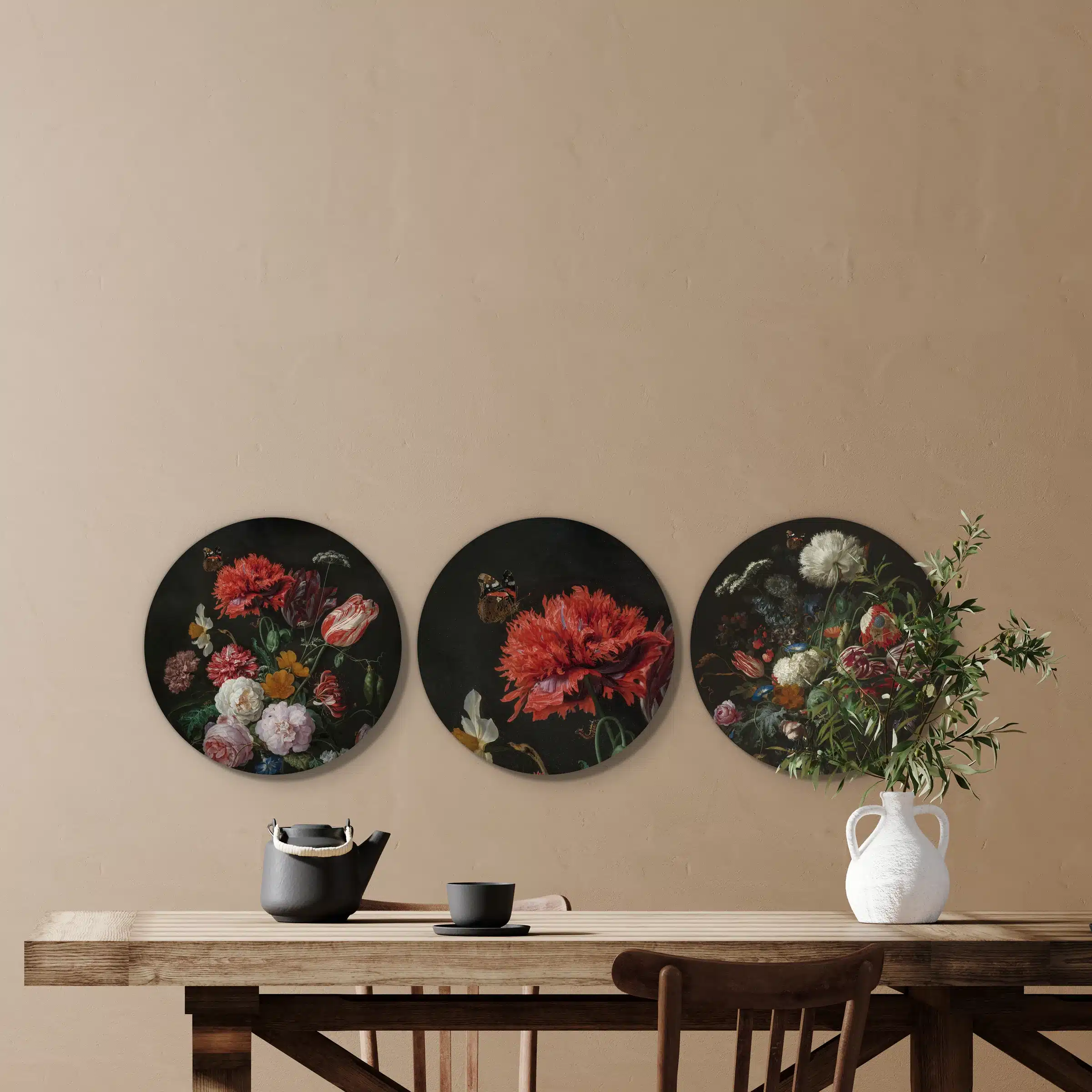Bloemstilleven set in een eetkamer boven de eettafel
