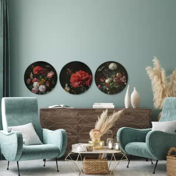 Bloemstilleven set in een woonkamer met blauwgroene fauteuils