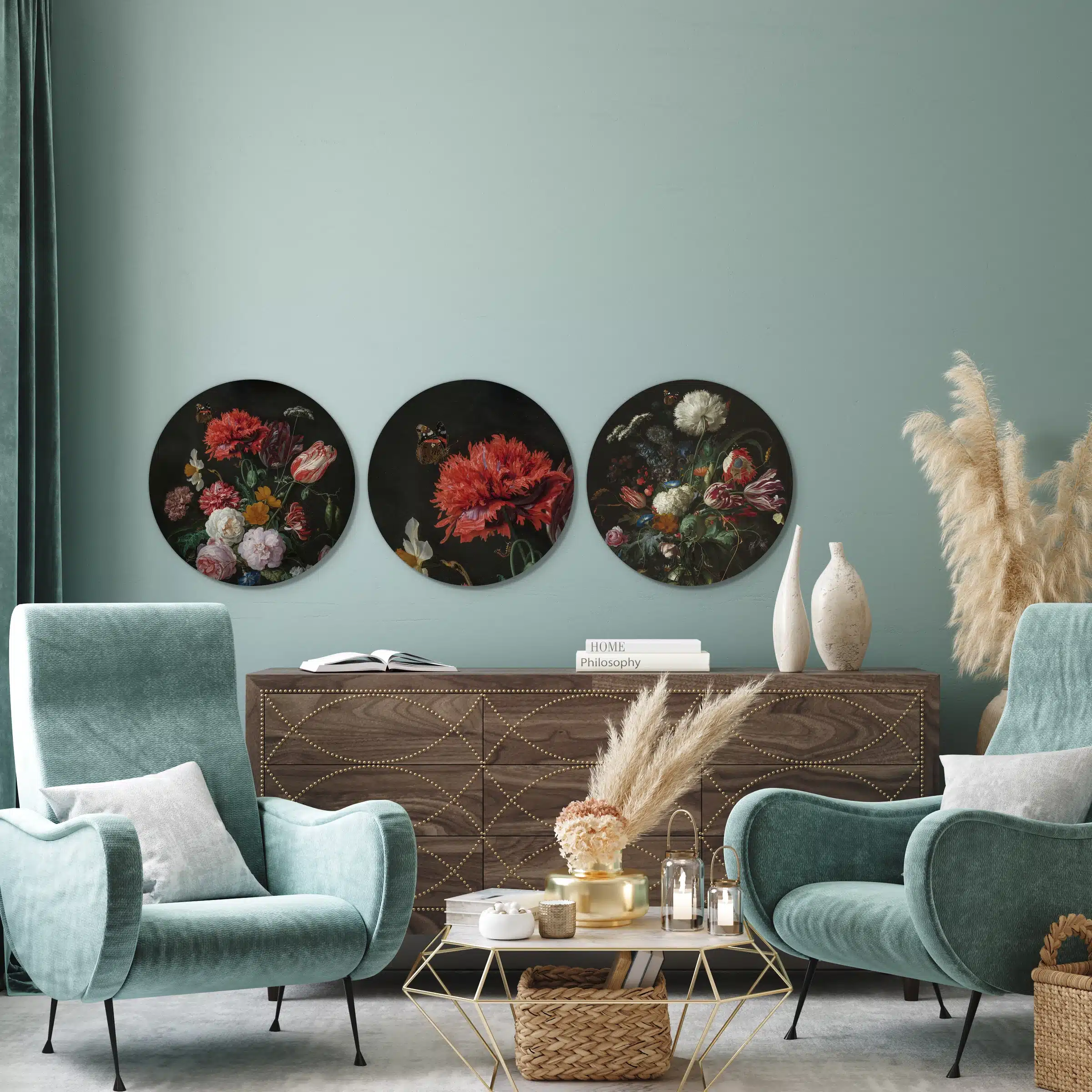 Bloemstilleven set in een woonkamer met blauwgroene fauteuils