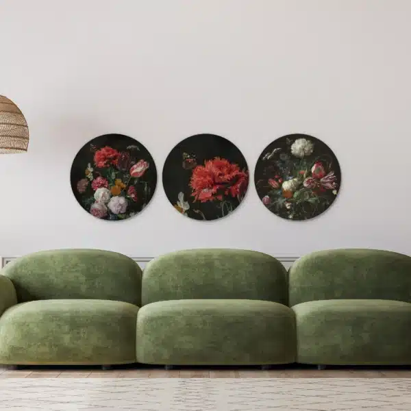 Bloemstilleven set in een lichte woonkamer boven een groene bank
