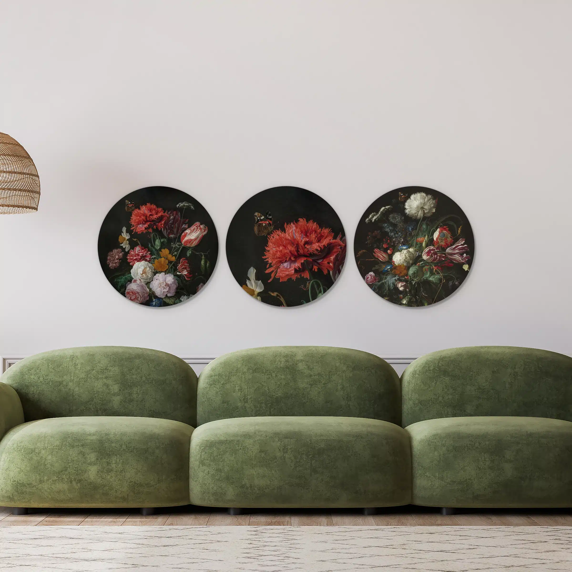 Bloemstilleven set in een lichte woonkamer boven een groene bank