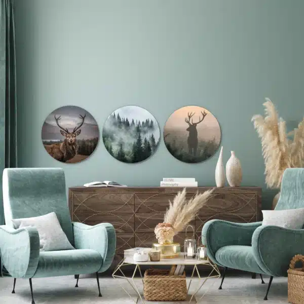 Herten drieluik in een woonkamer met blauwgroene fauteuils