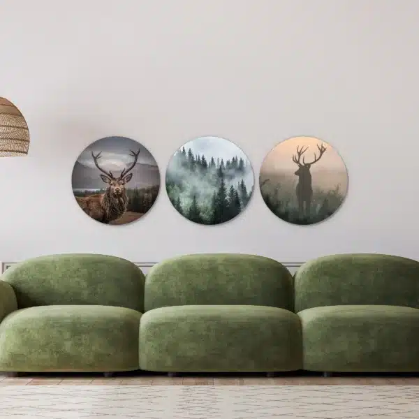 Herten drieluik in een lichte woonkamer boven een groene bank