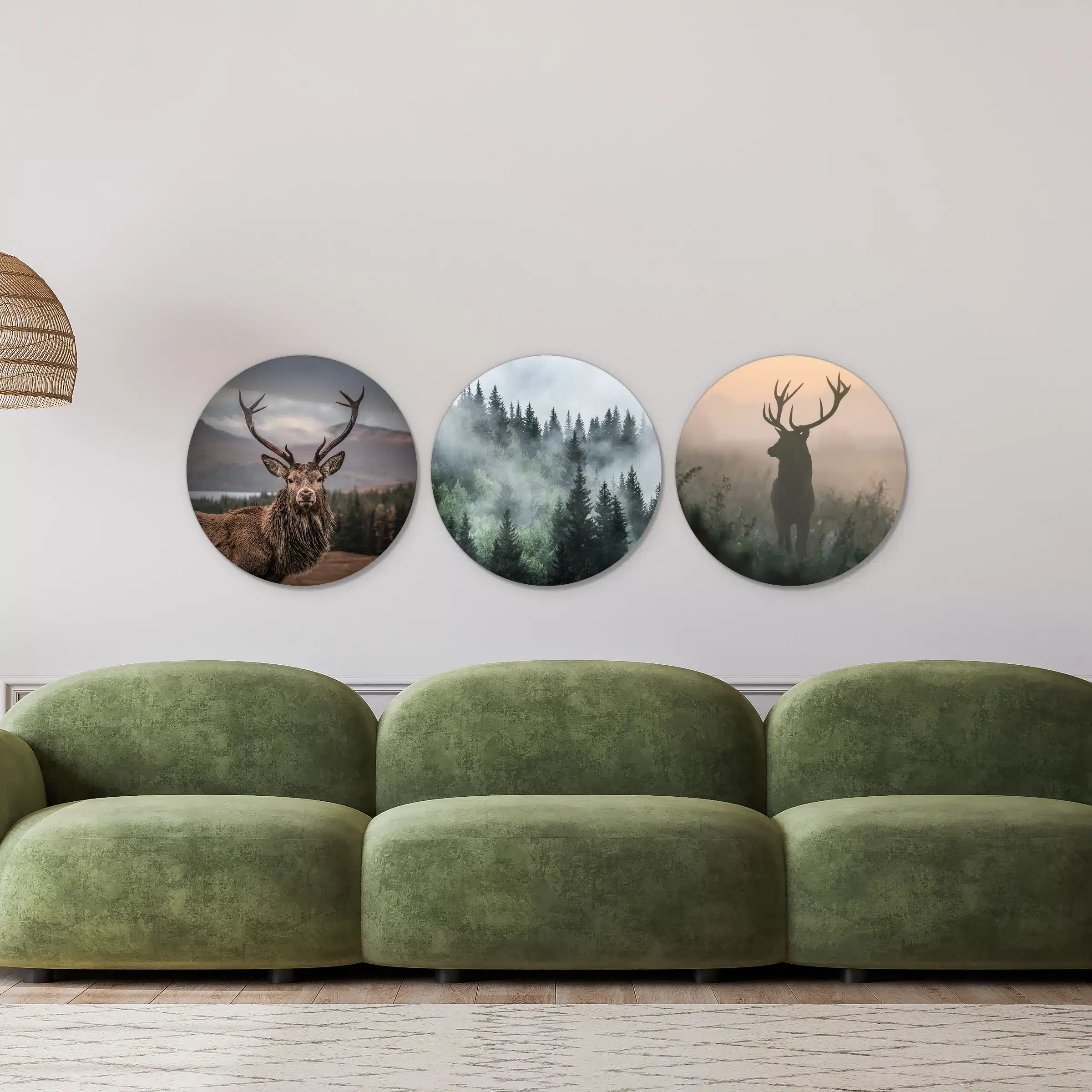 Herten drieluik in een lichte woonkamer boven een groene bank