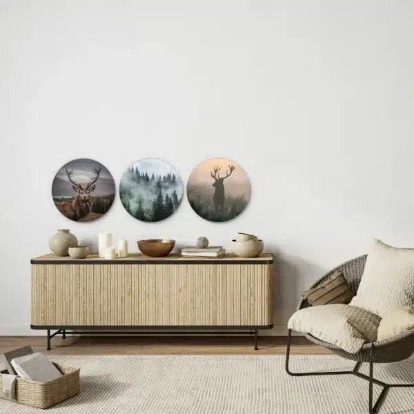 Herten drieluik boven een licht houten dressoir