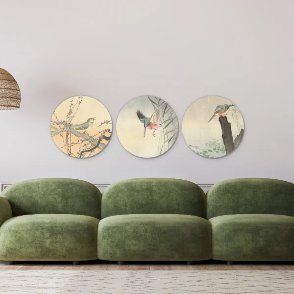 Japanse prenten van Koson als set van drie muurcirkels in een lichte woonkamer boven een groene bank