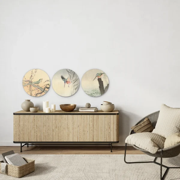 Japanse prenten van Koson als set van drie muurcirkels boven een licht houten dressoir