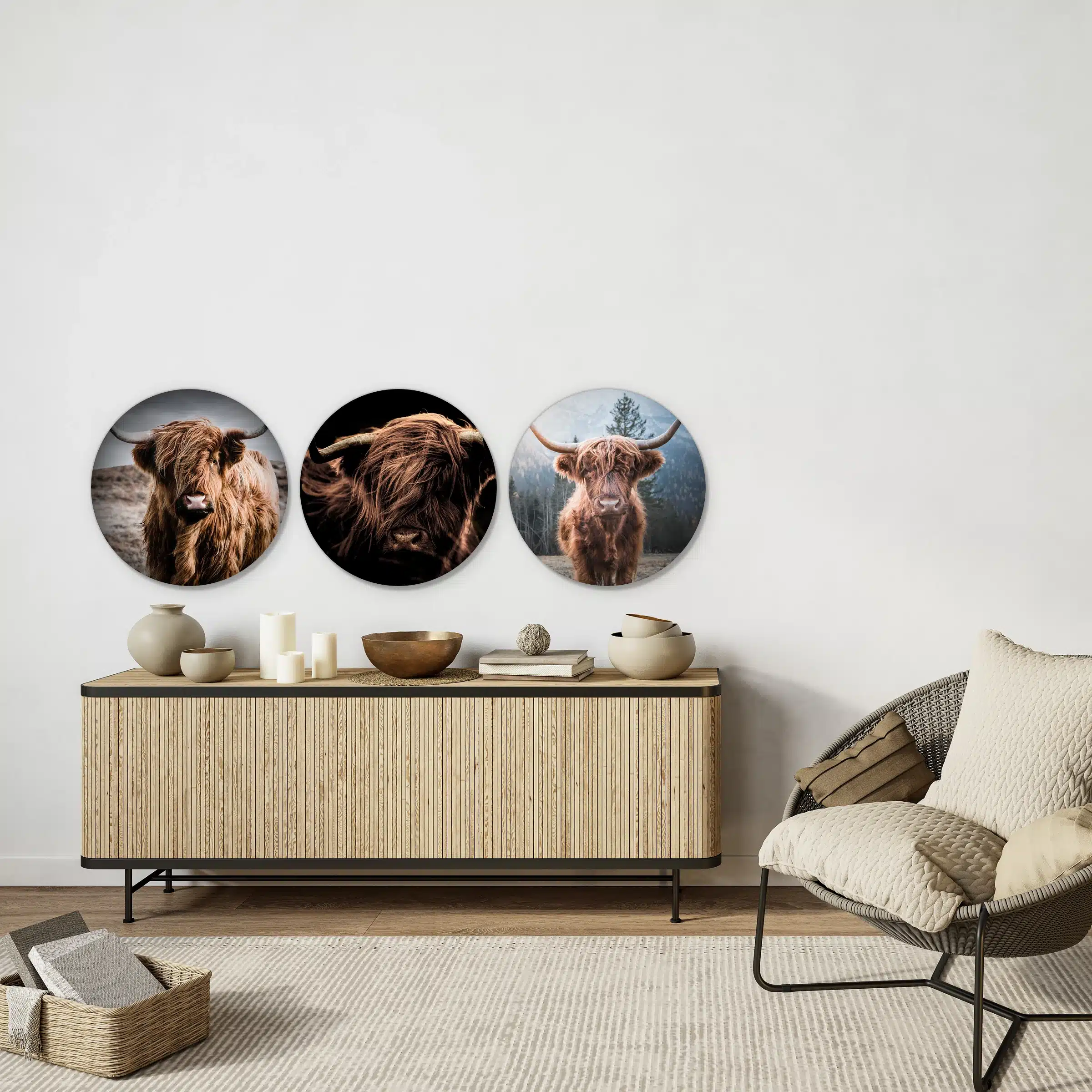 Schotse hooglander set boven een licht houten dressoir