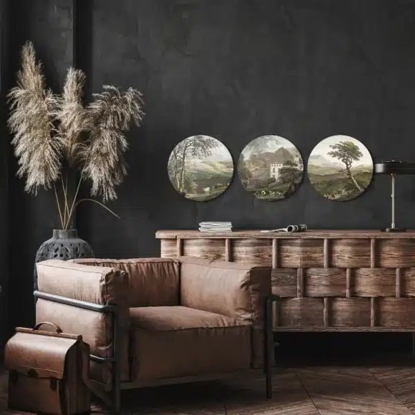 Muurcirkel set met landschap aan een donkere muur bij een leren fauteuil