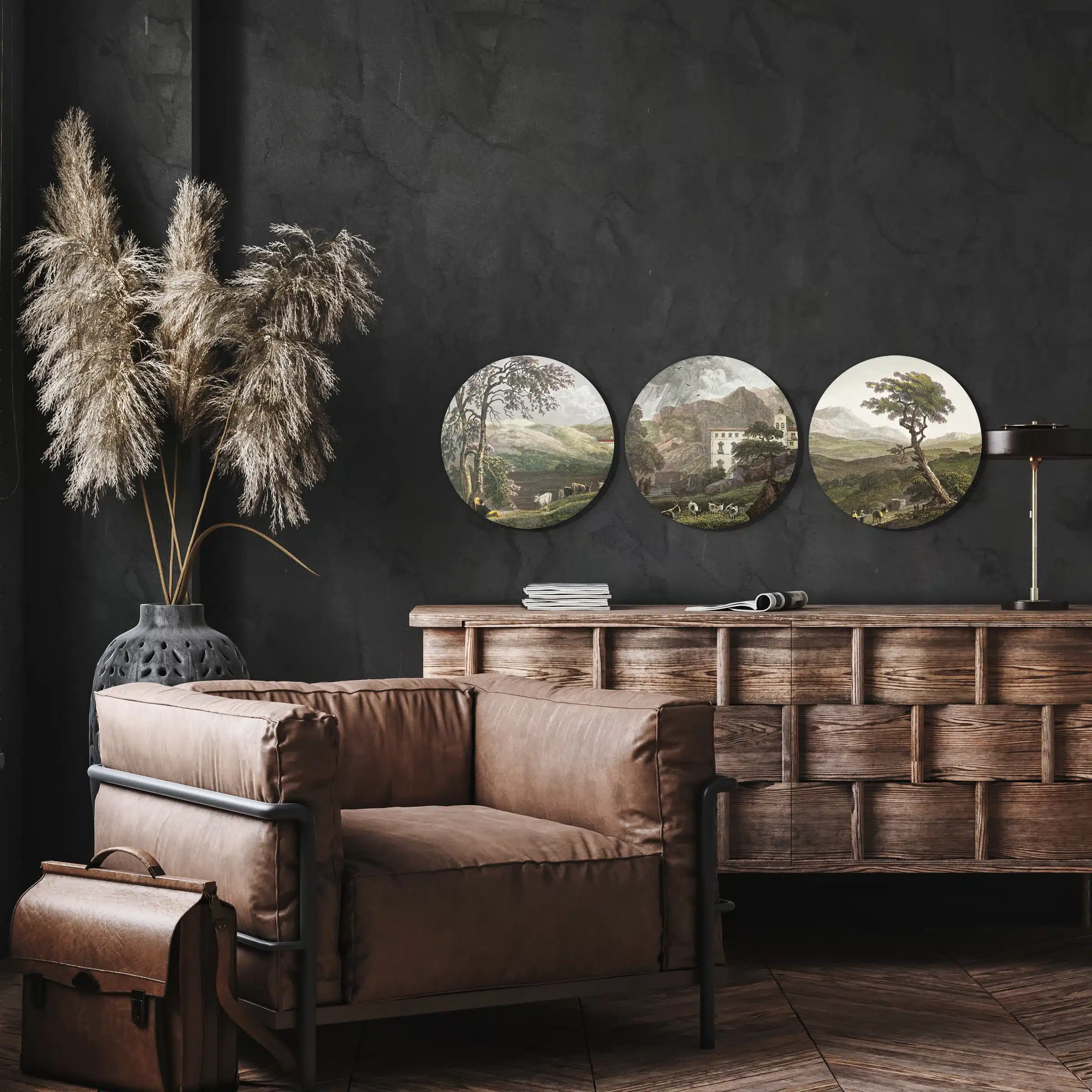 Muurcirkel set met landschap aan een donkere muur bij een leren fauteuil