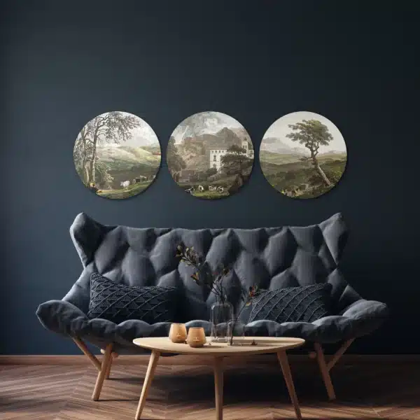 Muurcirkel set met landschap aan een donkerblauwe muur boven de bank