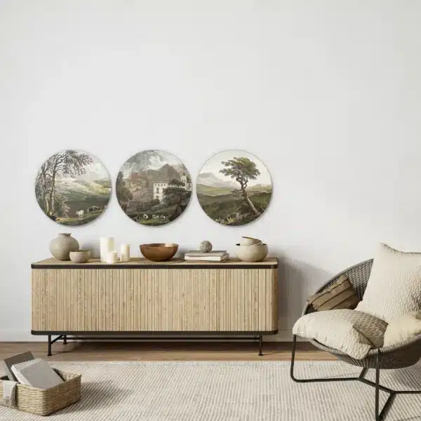 Muurcirkel set met landschap boven een licht houten dressoir