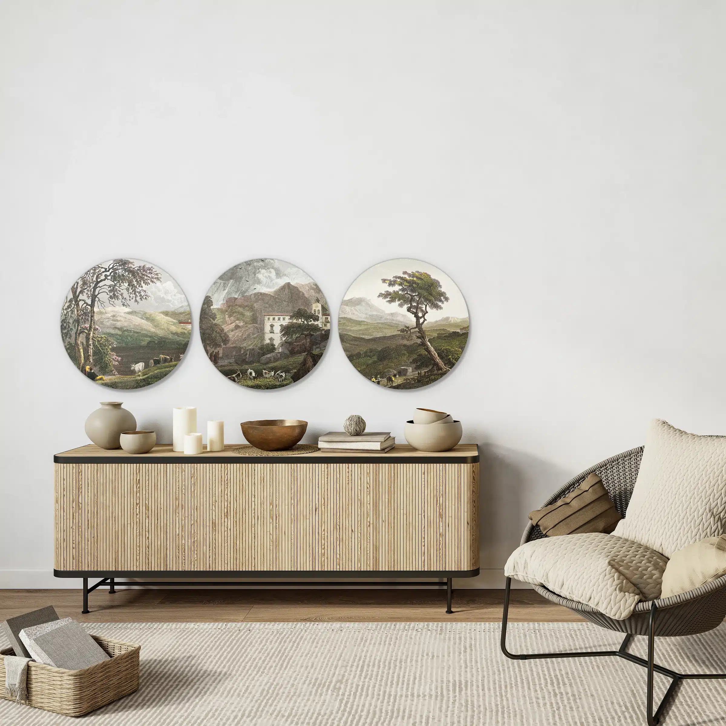 Muurcirkel set met landschap boven een licht houten dressoir