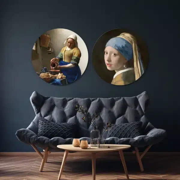 Vermeer set aan een donkerblauwe muur boven de bank
