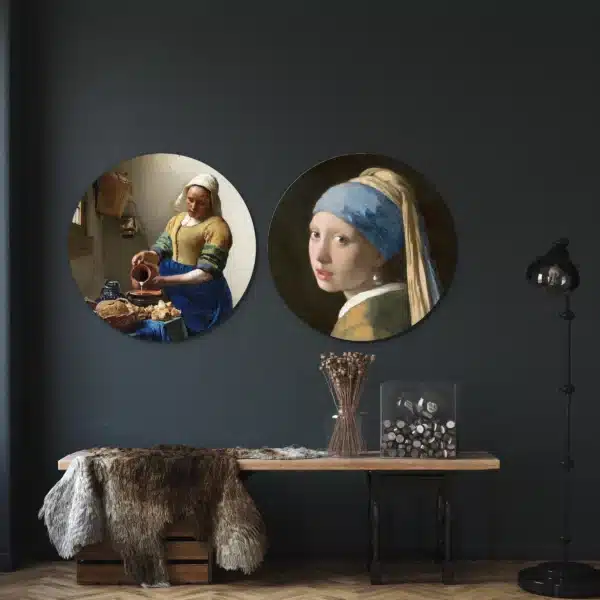 Vermeer set aan een donkerblauwe muur boven een houten bankje