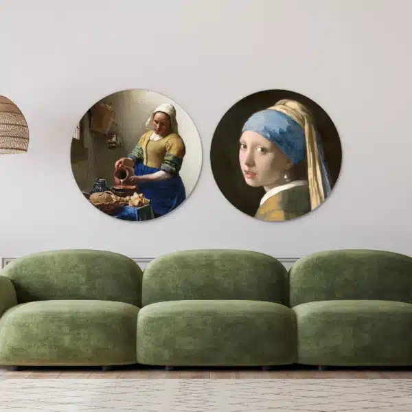 Vermeer set in een lichte woonkamer boven een groene bank