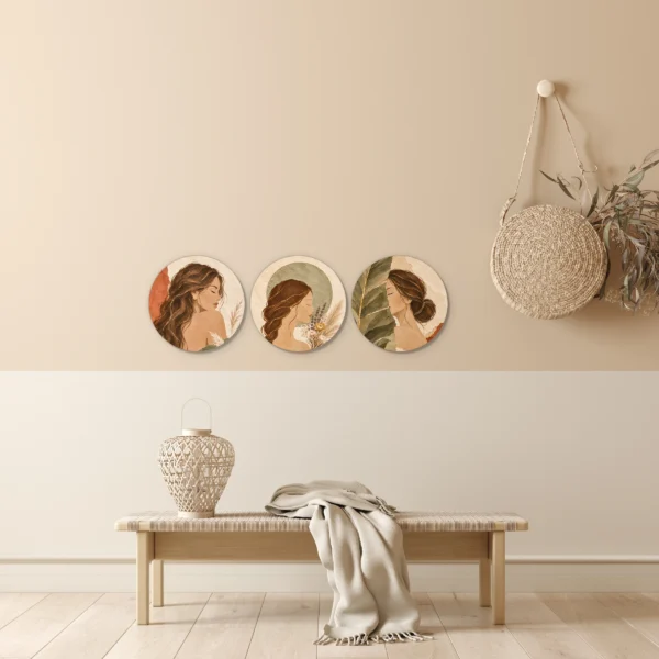 Wanddecoratie aardetinten met drie vrouwen in muurcirkels in een lichte hal boven een houten bankje