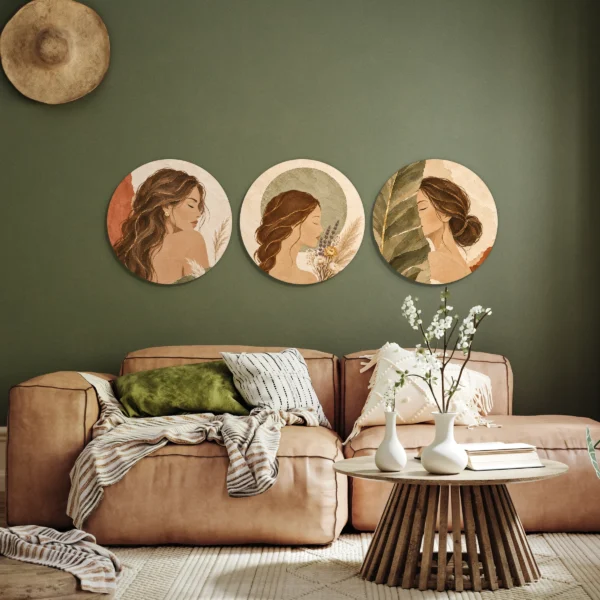 Wanddecoratie aardetinten met drie vrouwen in muurcirkels aan een olijfgroene muur boven een cognackleurige bank
