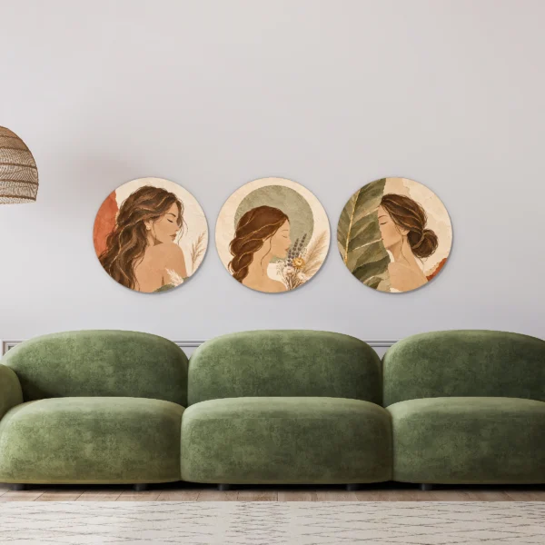 Wanddecoratie aardetinten met drie vrouwen in muurcirkels in een lichte woonkamer boven een groene bank