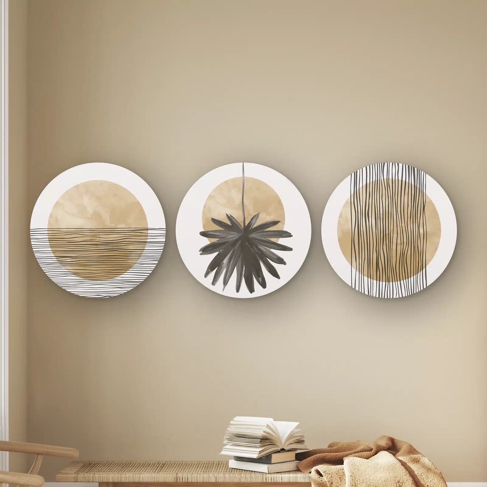 Beige muurcirkel set: drie keer een zandkleurige zon achter lijnen of een hangende bloem