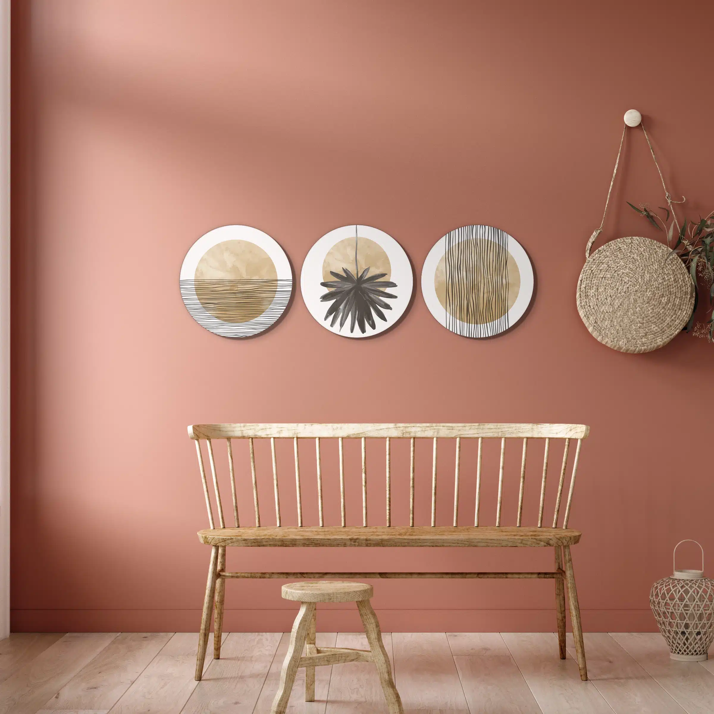 Beige muurcirkel set aan een terracotta muur boven een houten bank